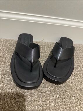 Princess Polly Black V-Strap Flip Flop Sandals Size 9